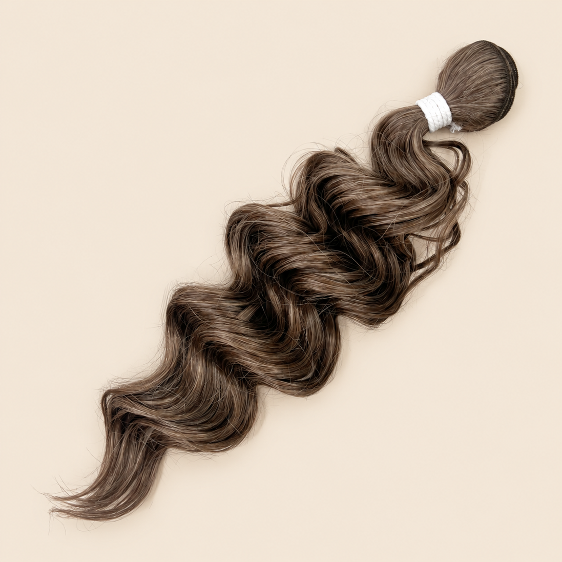 Manasi synthetische weave 50 cm – 100 gram – 18T op beige achtergrond