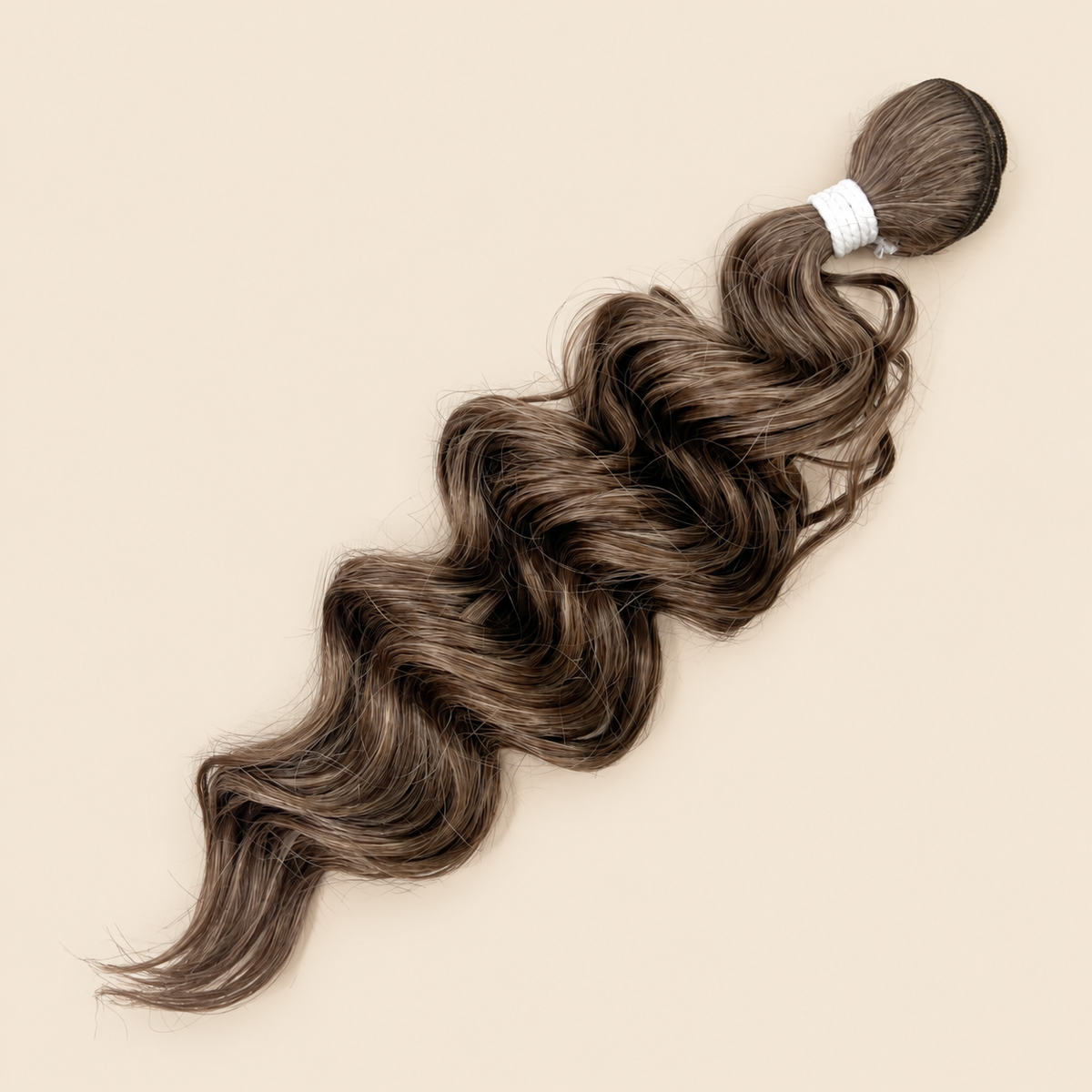 Manasi synthetische weave 50 cm – 100 gram – 18T op beige achtergrond