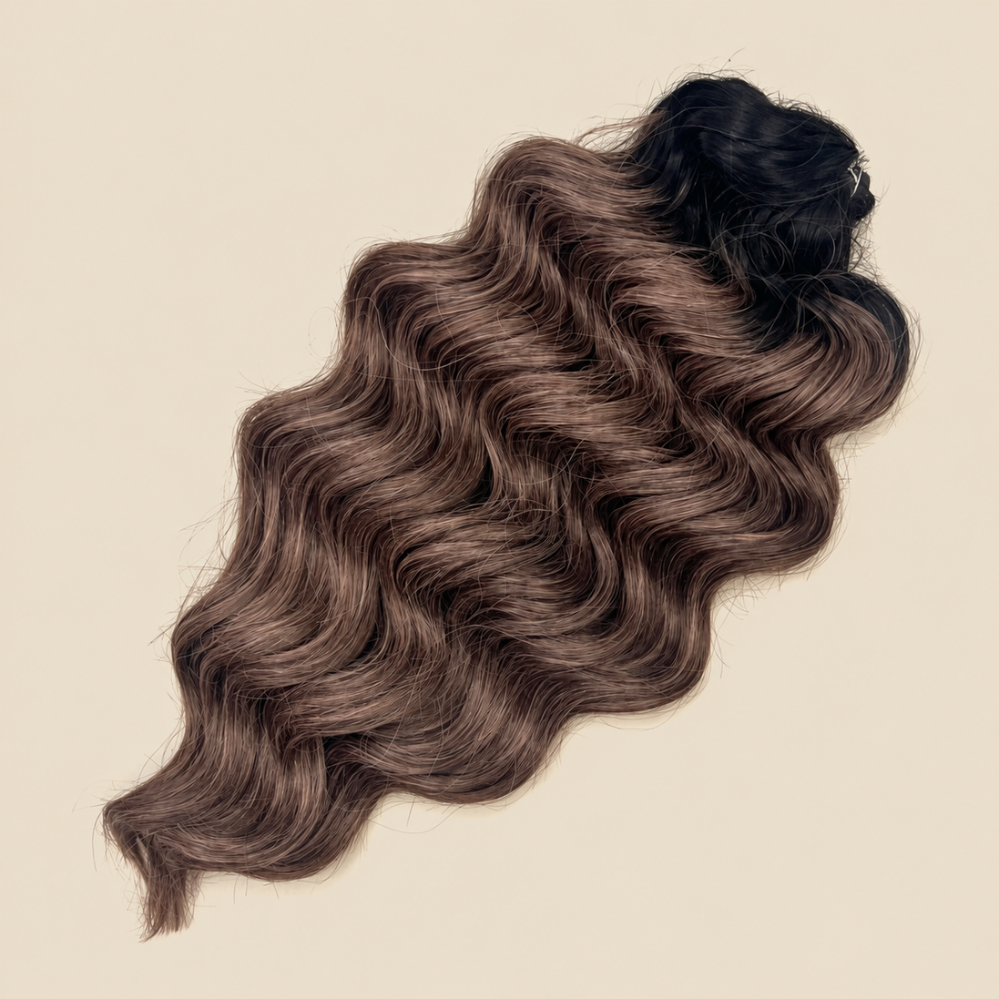 Manasi golvend invlechthaar 50 cm – 300 gram – TT1B/DGPink op beige achtergrond