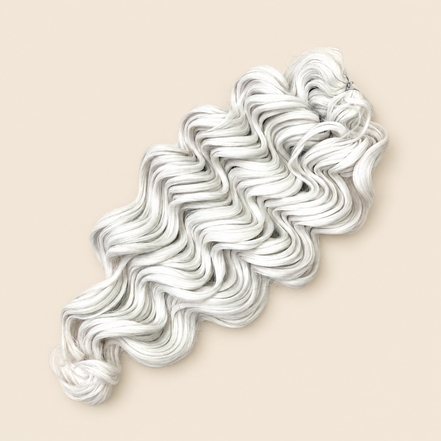 Manasi golvend invlechthaar 50 cm – 300 gram – RWhite5 op beige achtergrond