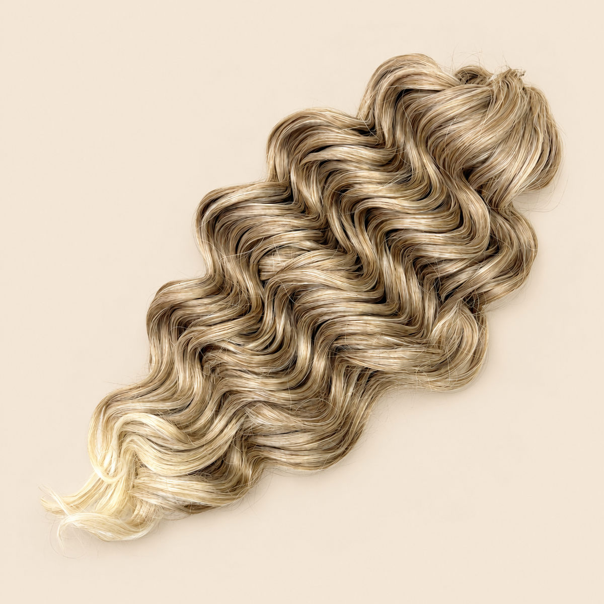 Manasi golvend invlechthaar 50 cm – 300 gram – T-Brown97 op beige achtergrond