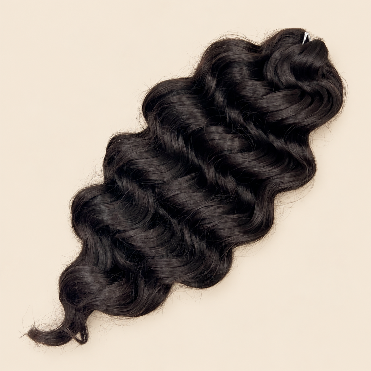 Manasi golvend invlechthaar 50 cm – 100 gram – T1B/4/8 op beige achtergrond