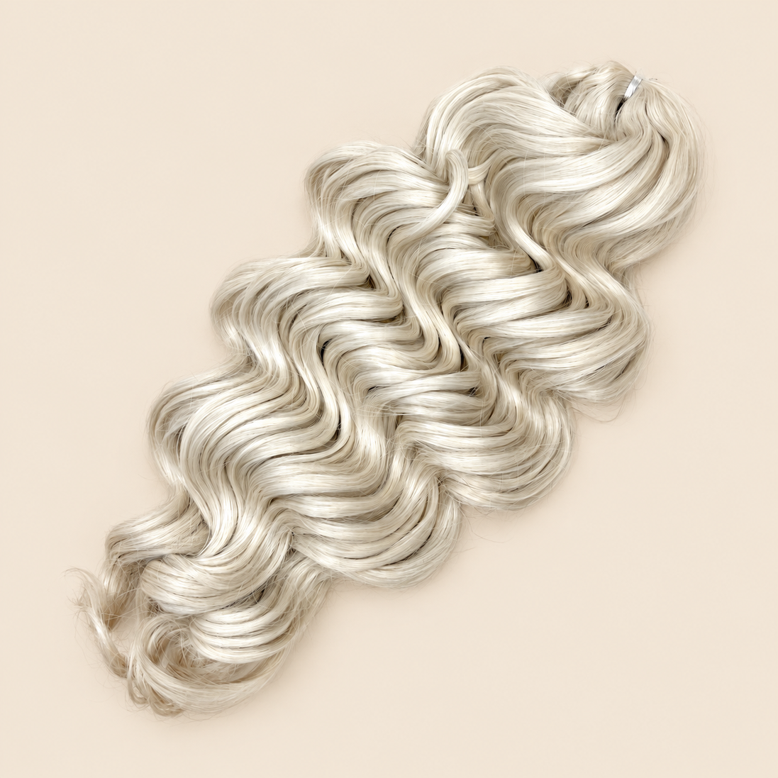 Manasi golvend invlechthaar 50 cm – 100 gram – 56E op beige achtergrond