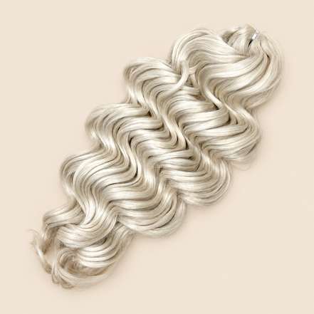Manasi golvend invlechthaar 50 cm – 300 gram – 56E op beige achtergrond