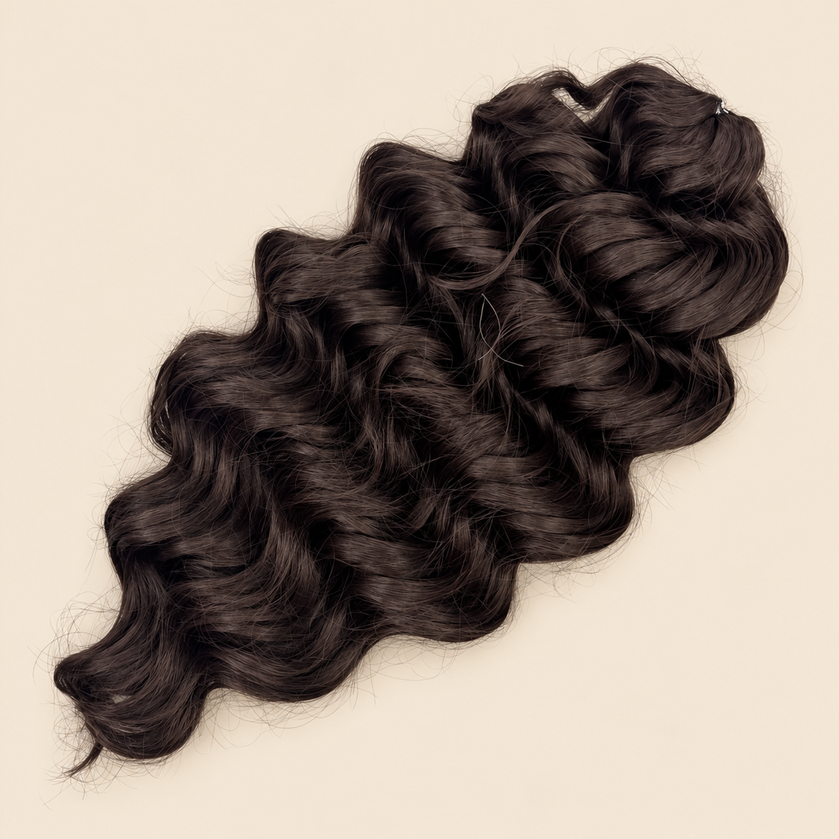 Manasi golvend invlechthaar 50 cm – 300 gram – 6C op beige achtergrond