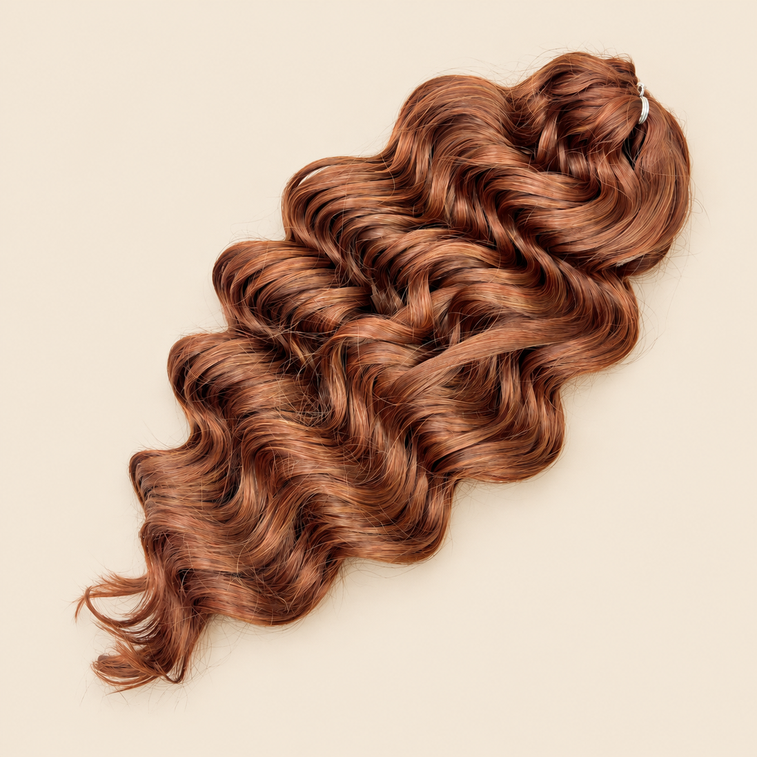 Manasi golvend invlechthaar 50 cm – 300 gram – Brown148 op beige achtergrond