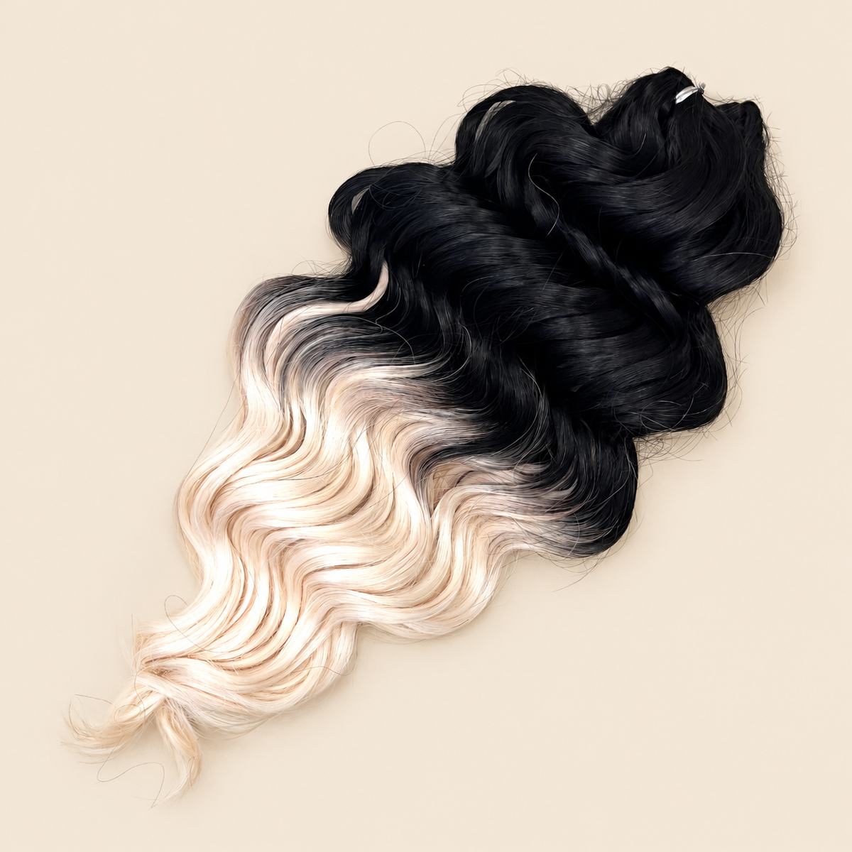 Manasi golvend invlechthaar 50 cm – 300 gram – Cruella op beige achtergrond