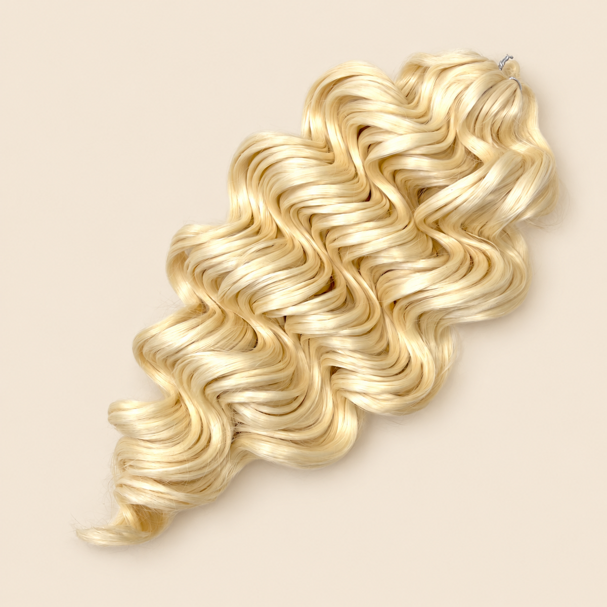 Manasi golvend invlechthaar 50 cm – 100 gram – FW8 op beige achtergrond