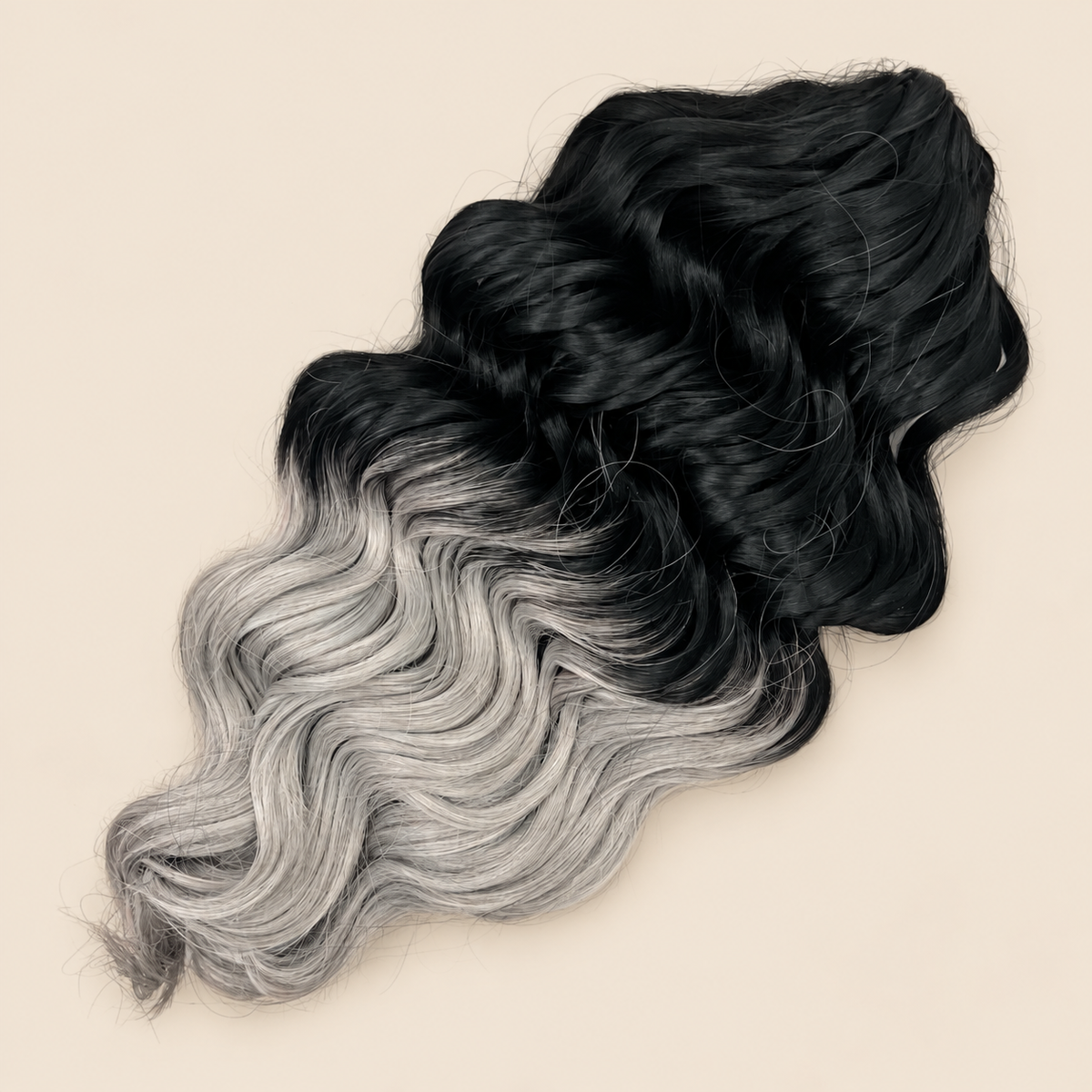 Manasi golvend invlechthaar 50 cm – 300 gram – Grey Ends op beige achtergrond