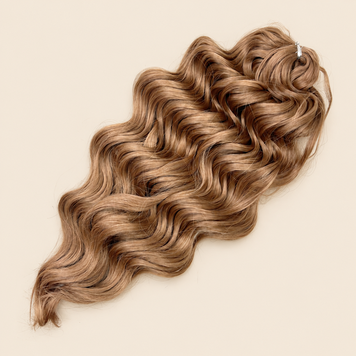 Manasi golvend invlechthaar 50 cm – 100 gram – LBrown14 op beige achtergrond