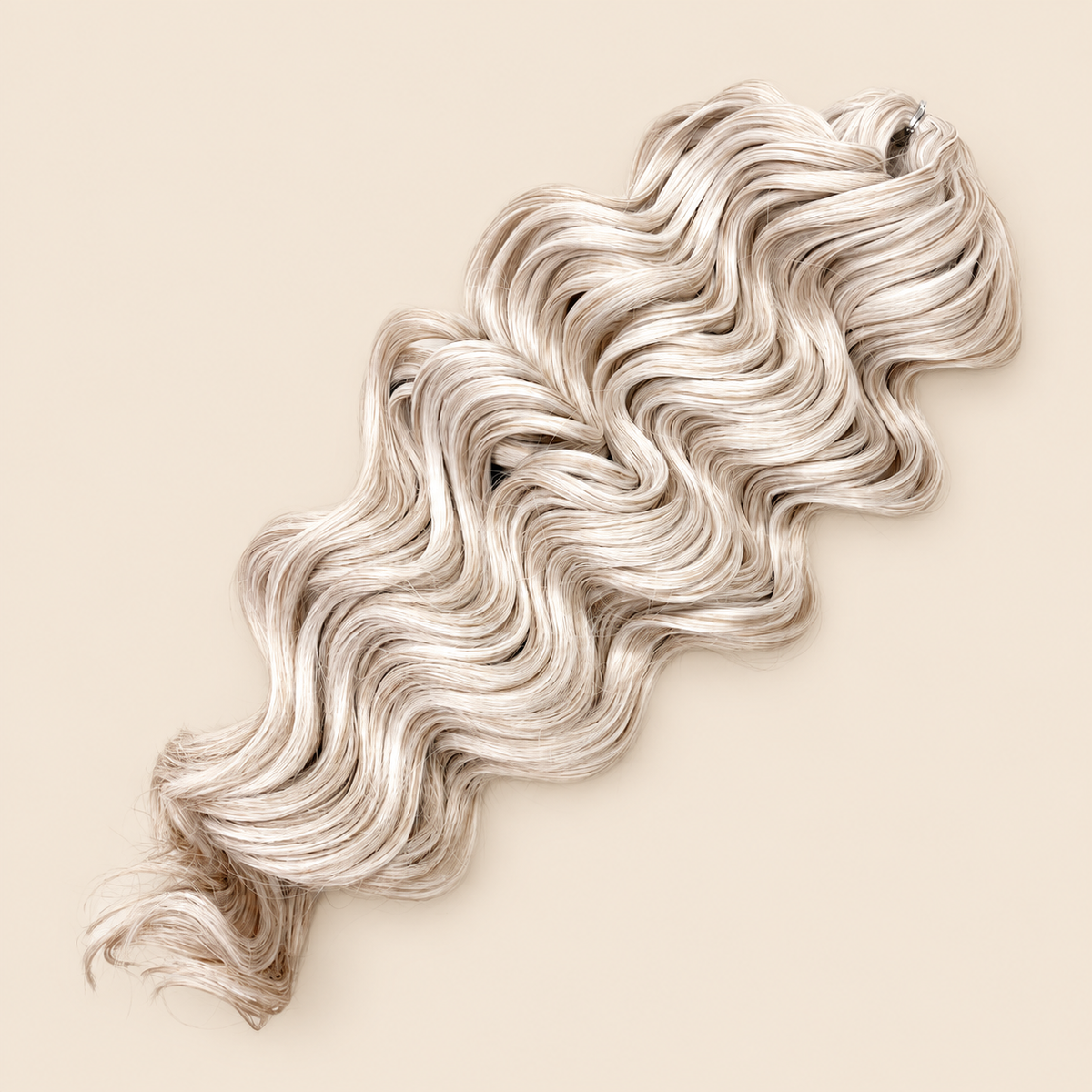 Manasi golvend invlechthaar 50 cm – 100 gram – LGL5 op beige achtergrond