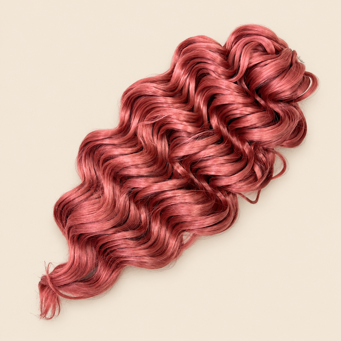 Manasi golvend invlechthaar 50 cm – 300 gram – Pink5 op beige achtergrond