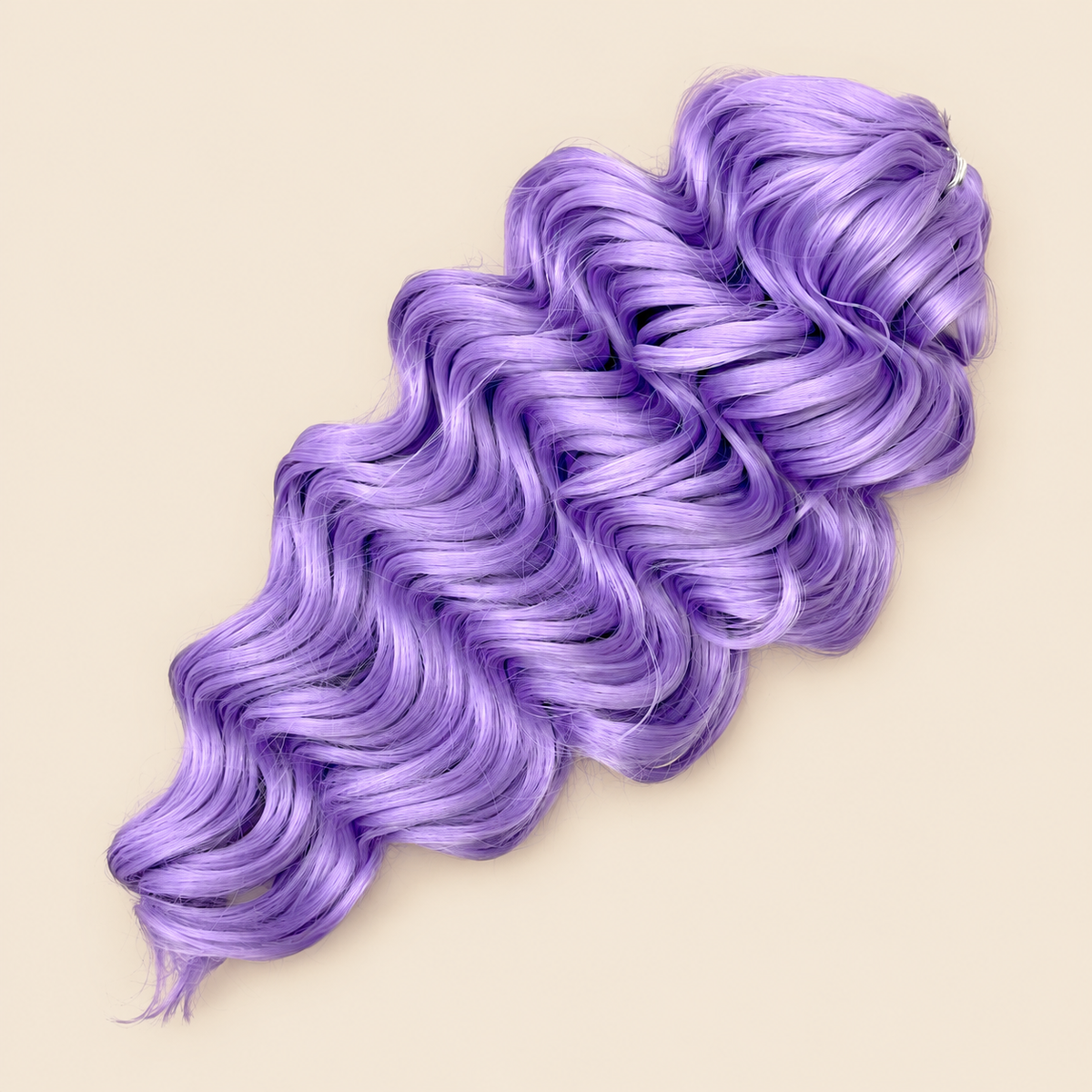 Manasi golvend invlechthaar 50 cm – 300 gram – Purple op beige achtergrond