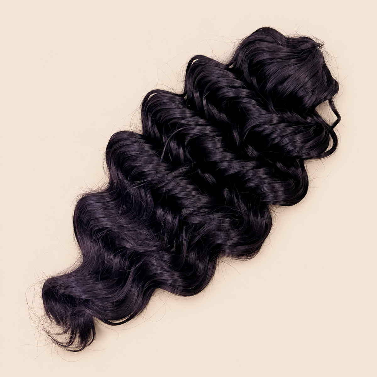 Manasi golvend invlechthaar 50 cm – 100 gram – Purple1 op beige achtergrond