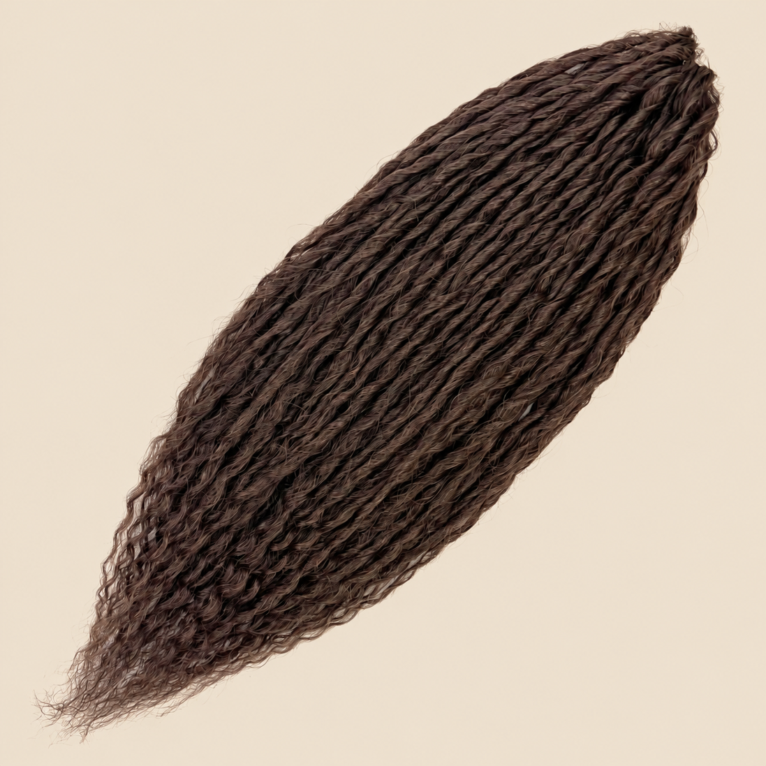 Merida krullend invlechthaar 60 cm – kleur 10 op beige achtergrond