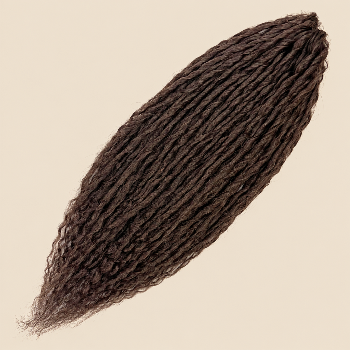 Merida krullend invlechthaar 60 cm – kleur 10 op beige achtergrond