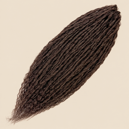 Merida krullend invlechthaar 60 cm – kleur 10 op beige achtergrond