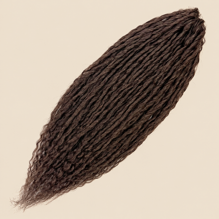 Merida krullend invlechthaar 60 cm – kleur 10 op beige achtergrond