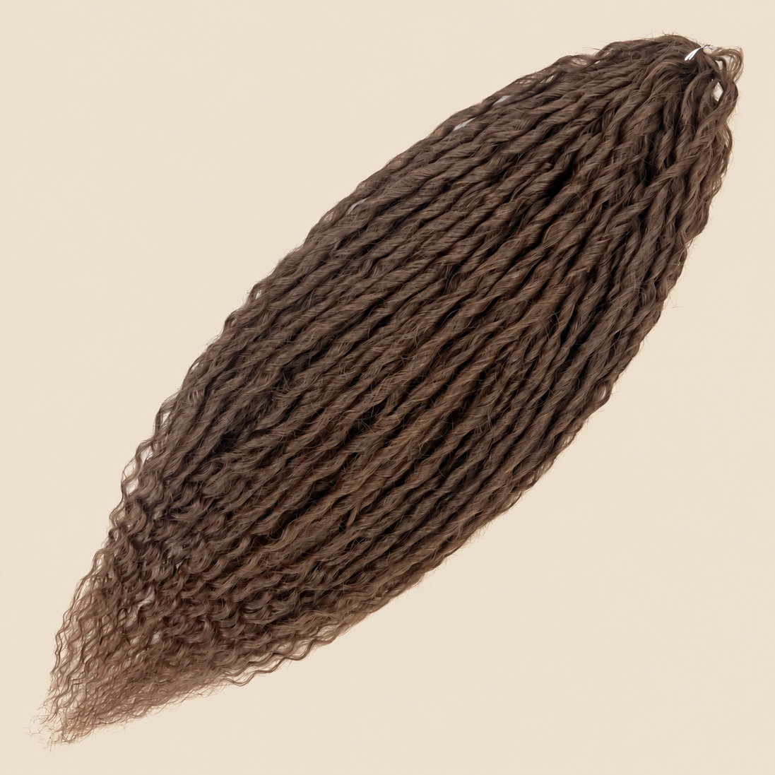 Merida krullend invlechthaar 60 cm – kleur 12 op beige achtergrond