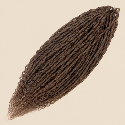 Merida krullend invlechthaar 60 cm – kleur 12 op beige achtergrond