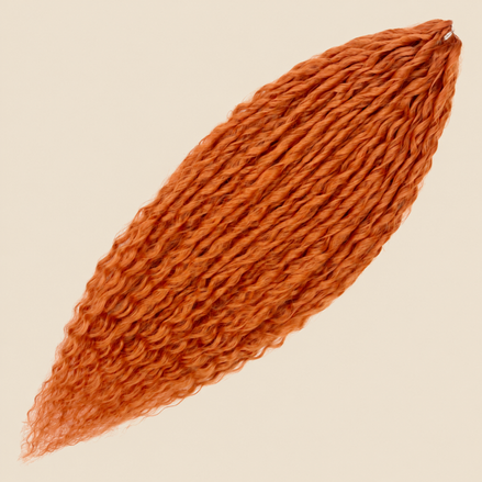 Merida krullend invlechthaar 60 cm – kleur 145T op beige achtergrond