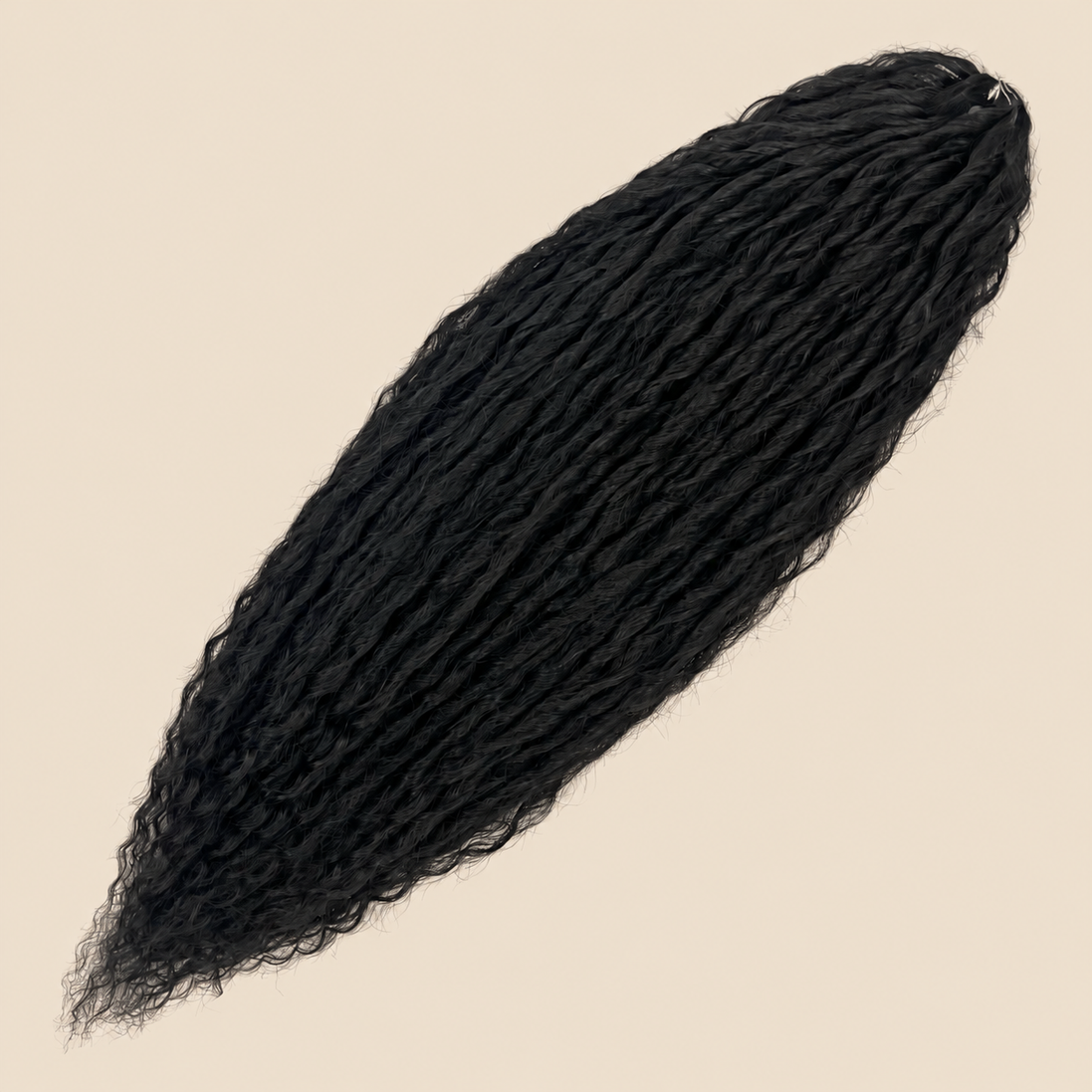 Merida krullend invlechthaar 60 cm – kleur 1B op beige achtergrond