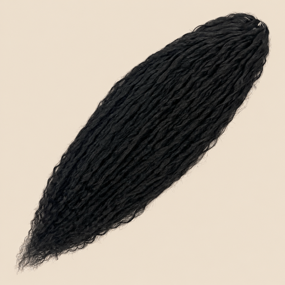 Merida krullend invlechthaar 60 cm – kleur 1B op beige achtergrond