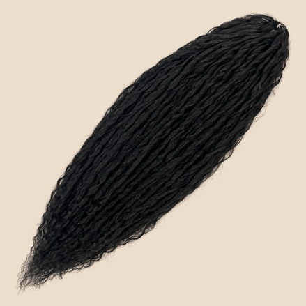 Merida krullend invlechthaar 60 cm – kleur 1B op beige achtergrond