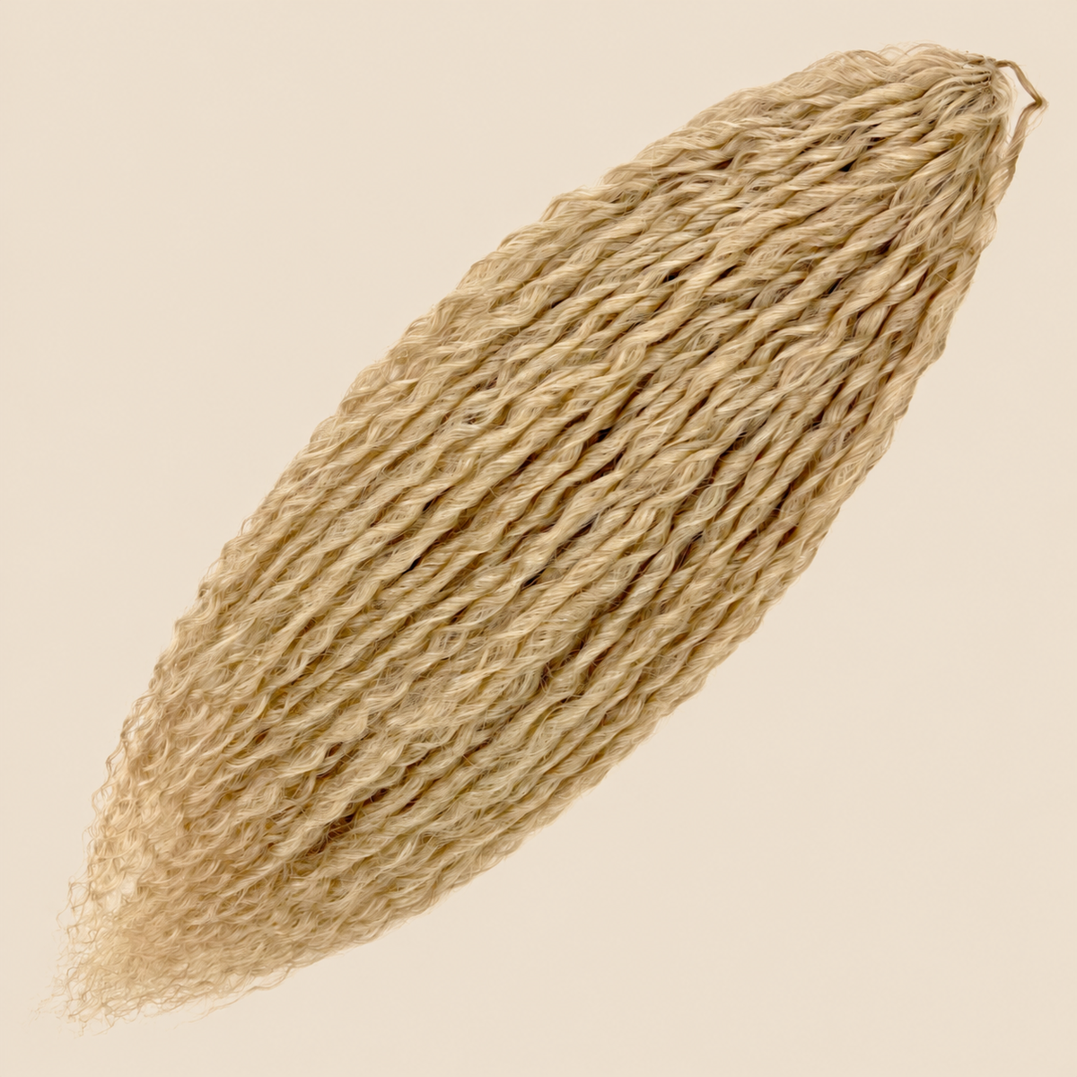 Merida Krullend Invlechthaar 60 cm – Beigeblond (22) – De HaarBoetiek