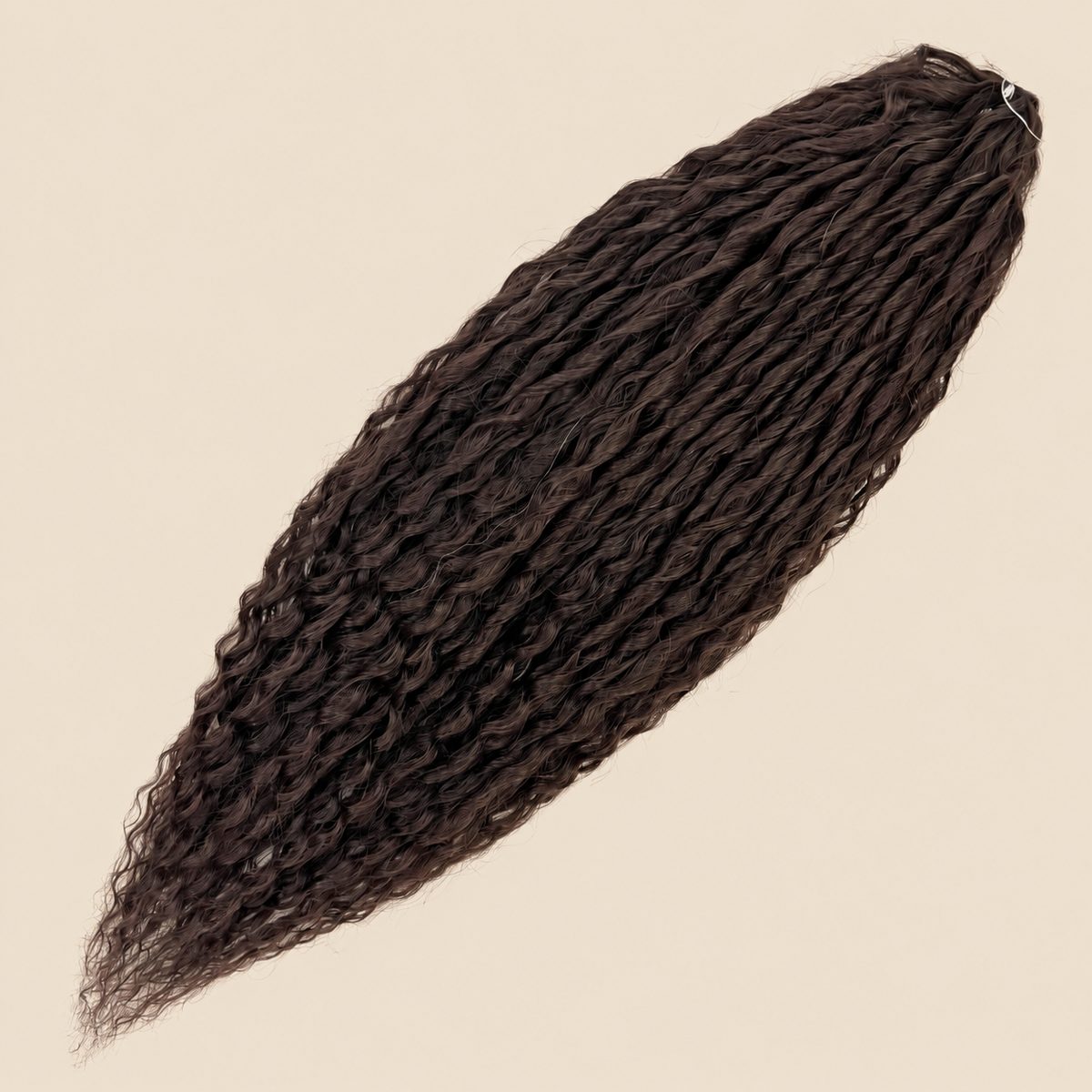 Merida krullend invlechthaar 60 cm – kleur 4 op beige achtergrond