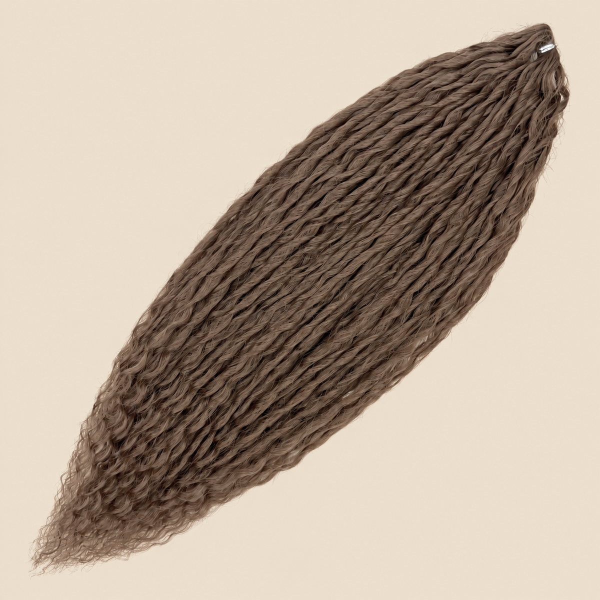 Merida krullend invlechthaar 60 cm – kleur 6 op beige achtergrond