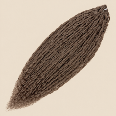 Merida krullend invlechthaar 60 cm – kleur 6 op beige achtergrond