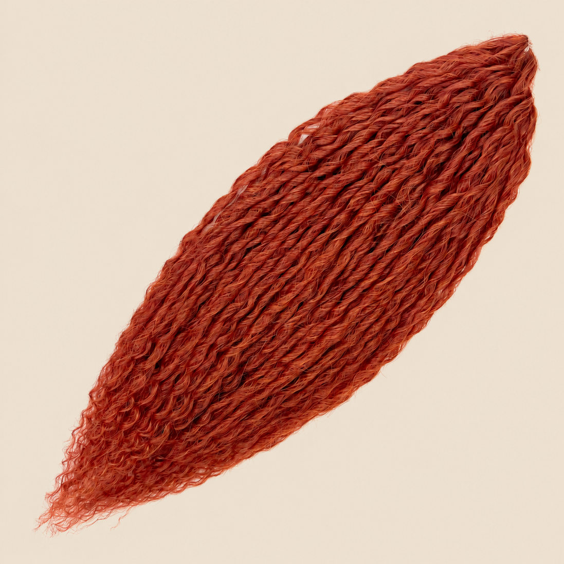 Merida krullend invlechthaar 60 cm – kleur Bronze(17) op beige achtergrond