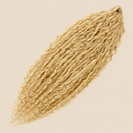Merida Krullend Invlechthaar 60 cm – Vlasblond (Linen(59)) – De HaarBoetiek