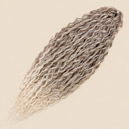 Merida krullend invlechthaar 60 cm – kleur T18/56C op beige achtergrond