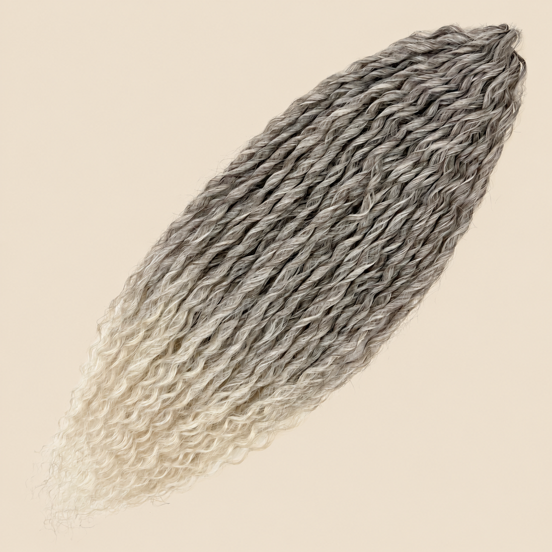 Merida Krullend Invlechthaar 60 cm – Grijsblond ombré (T4/56D) – De HaarBoetiek