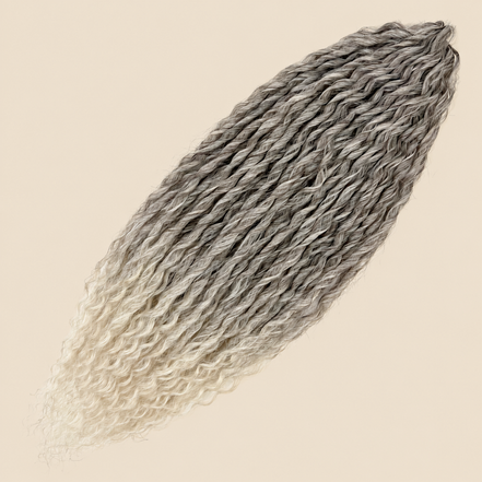 Merida Krullend Invlechthaar 60 cm – Grijsblond ombré (T4/56D) – De HaarBoetiek