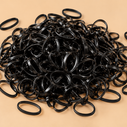 Zwarte mini haarelastiekjes Black Premium 250 stuks op warme beige achtergrond