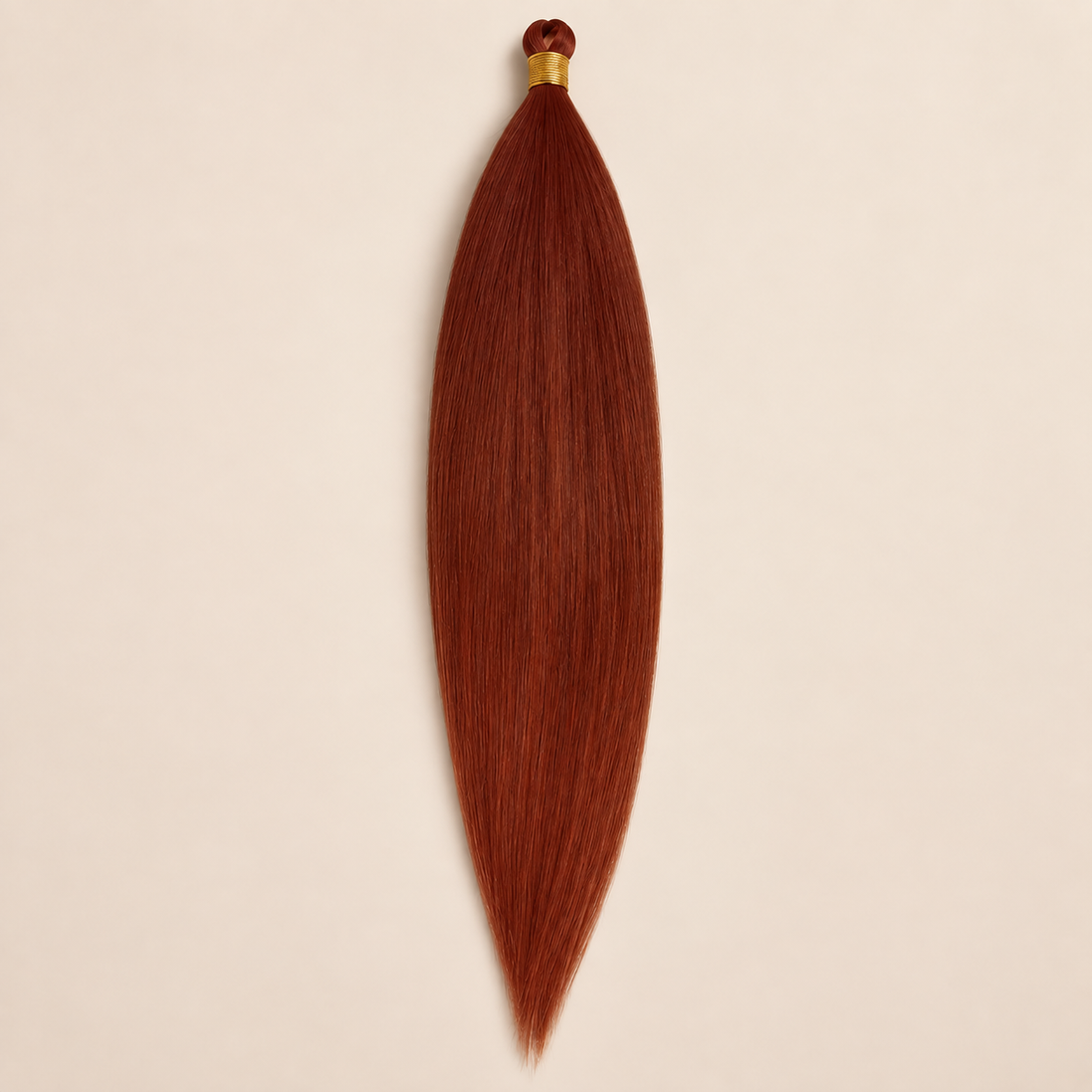 Mono Braid vlechthaar in koperrood kleur 350, 75 cm en 80 gram, op beige achtergrond