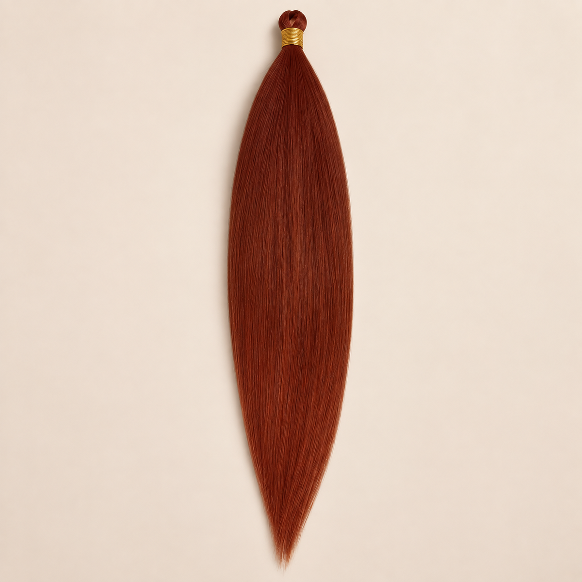 Mono Braid vlechthaar in koperrood kleur 350, 75 cm en 80 gram, op beige achtergrond