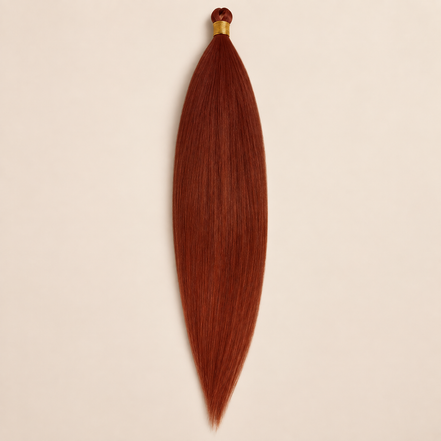 Mono Braid vlechthaar in koperrood kleur 350, 75 cm en 80 gram, op beige achtergrond