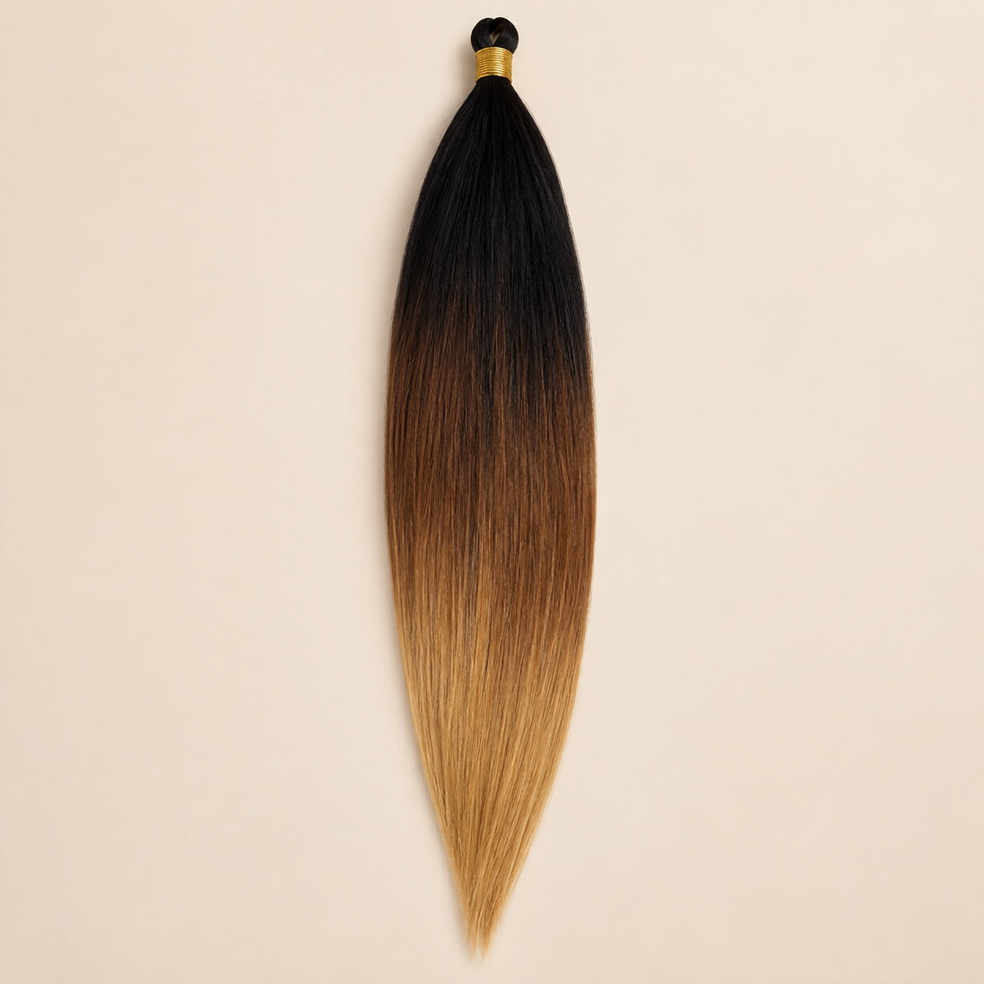Mono Braid ombre vlechthaar van donkerbruin naar honingblond, 75 cm en 80 gram, op beige achtergrond