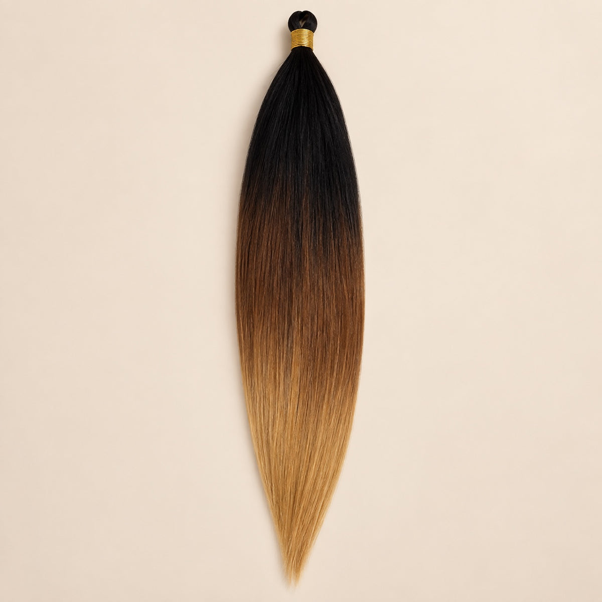 Mono Braid ombre vlechthaar van donkerbruin naar honingblond, 75 cm en 80 gram, op beige achtergrond