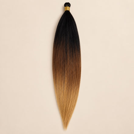Mono Braid ombre vlechthaar van donkerbruin naar honingblond, 75 cm en 80 gram, op beige achtergrond