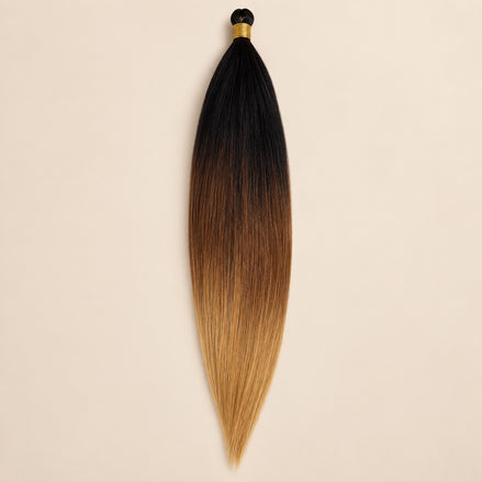 Mono Braid ombre vlechthaar van donkerbruin naar honingblond, 75 cm en 80 gram, op beige achtergrond