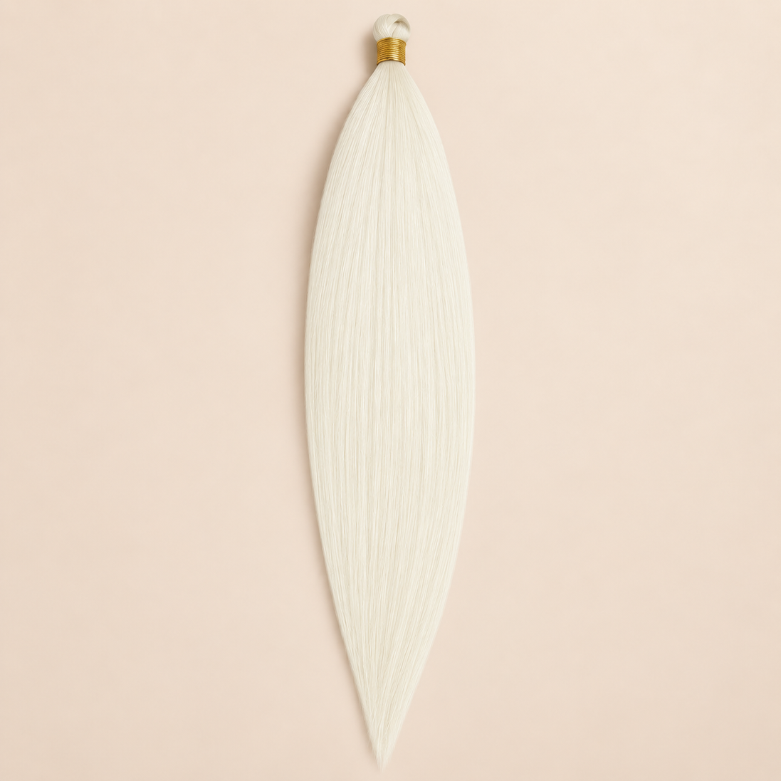 Mono Braid vlechthaar in ivoorwit A1, 75 cm en 80 gram, op beige achtergrond