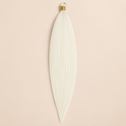 Mono Braid vlechthaar in ivoorwit A1, 75 cm en 80 gram, op beige achtergrond