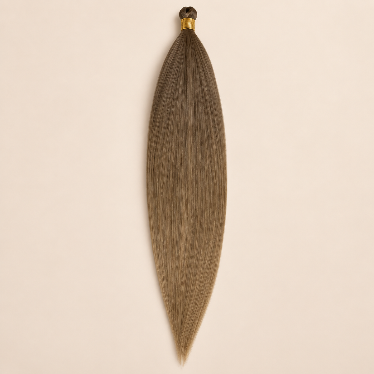 Mono Braid vlechthaar in licht asbruin MB12, 60 cm en 80 gram, op beige achtergrond