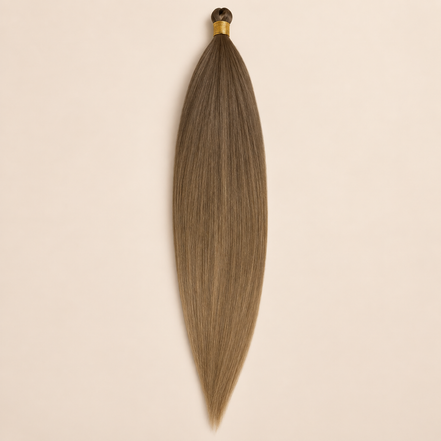 Mono Braid vlechthaar in licht asbruin MB12, 60 cm en 80 gram, op beige achtergrond