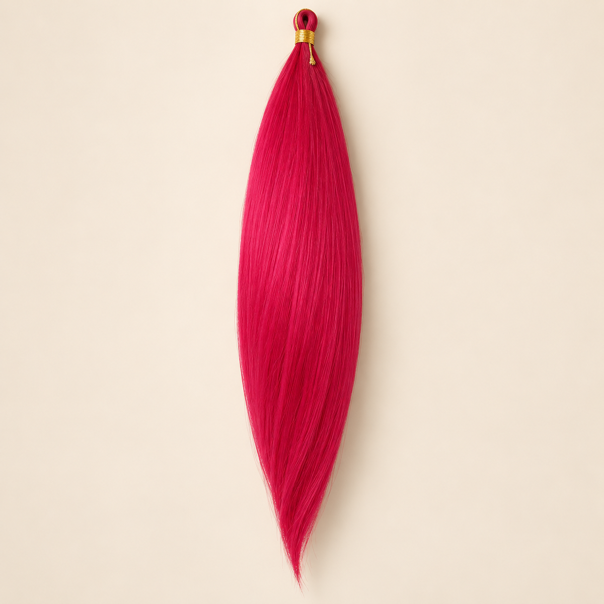 Mono Braid vlechthaar in felroze, 60 cm en 80 gram, op beige achtergrond